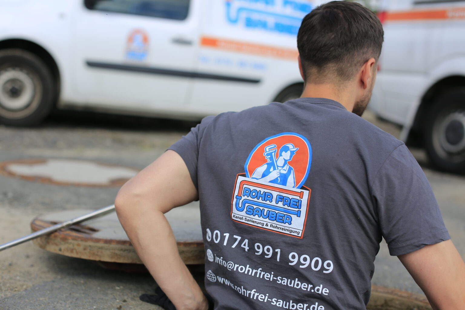 Rohrfrei Sauber Teammitglied mit Unternehmens-Shirt