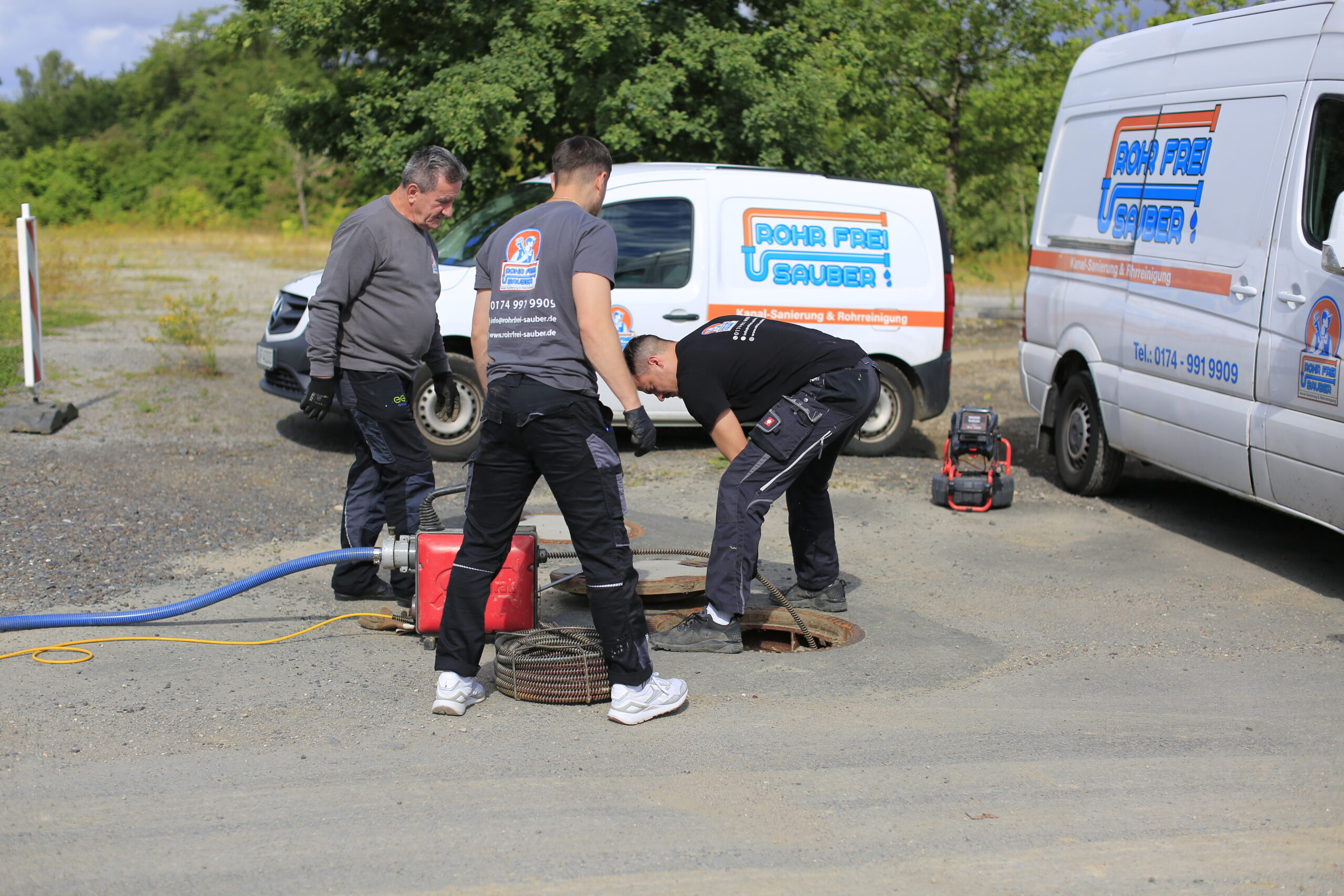 Das Team von Rohrfrei sauber im Einsatz bei der Kanalreinigung